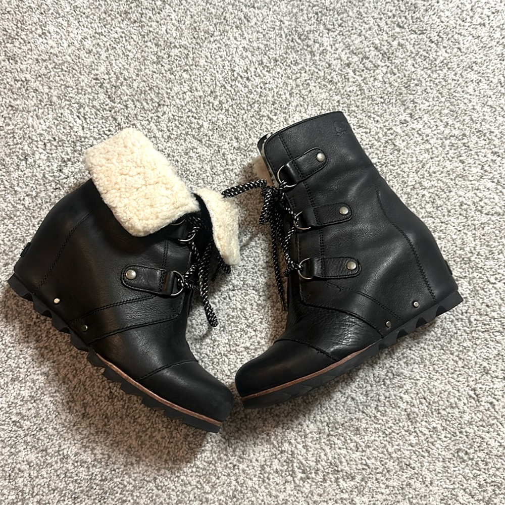 Sorel Black Joan of Arctic Wedge Shearling Trim Leather Mid Style Boots size 9.5